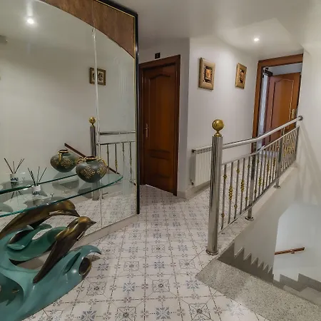 - Restaurante La Buena